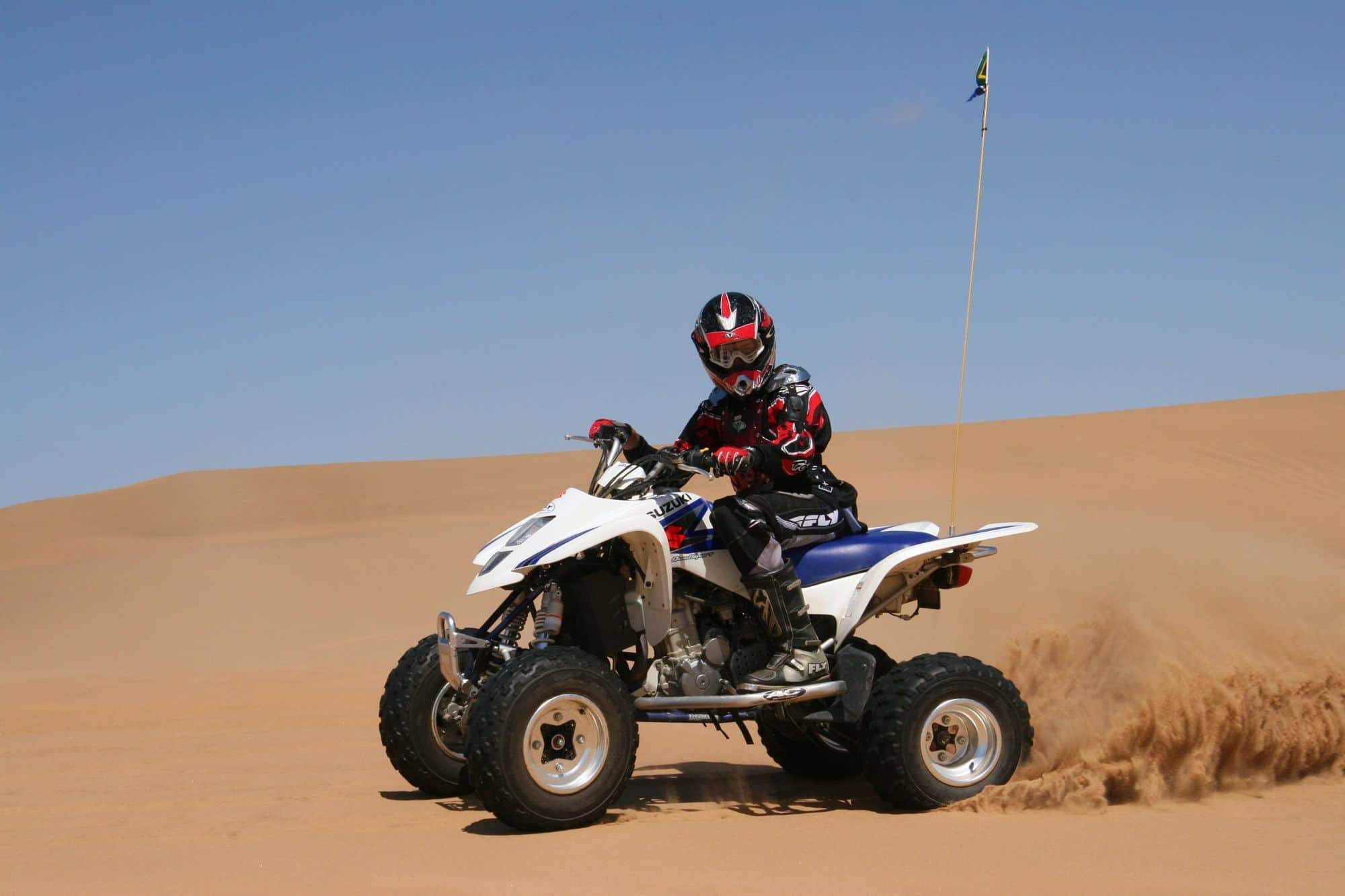 Pilote de quad dans les dunes de sable
