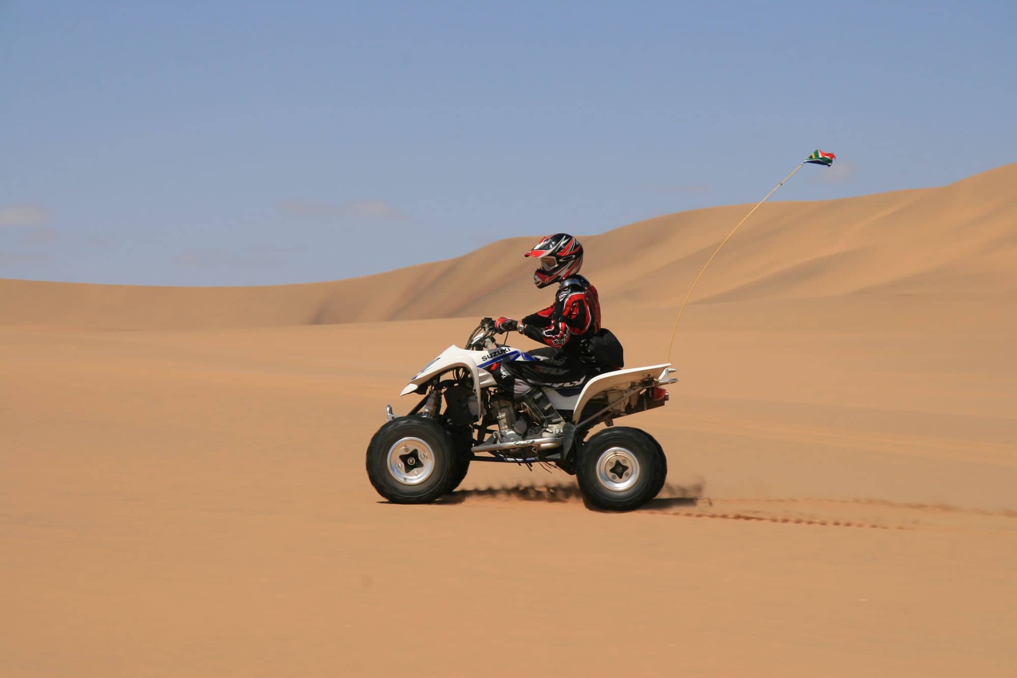 Quad dans les dunes avant une balade à dromadaire